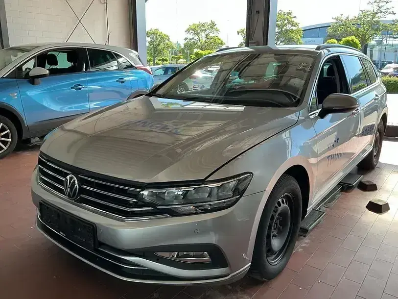 Gebraucht VW Passat 150 PS (110 kW) 2022 Silber Kombi