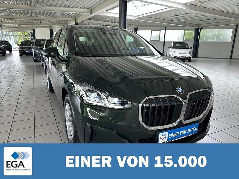 Grün metallic Gebraucht 2024 BMW 218 Active Tourer Sport Line Van / Kleinbus | 28.340 € (Guter Preis) - Bild 1/4