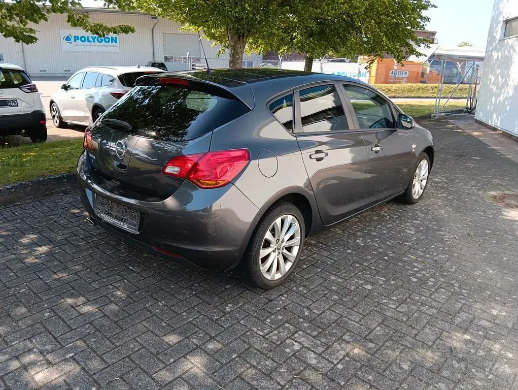 Gebraucht Opel Astra 120 PS (88 kW) 2012 Grau Limousine