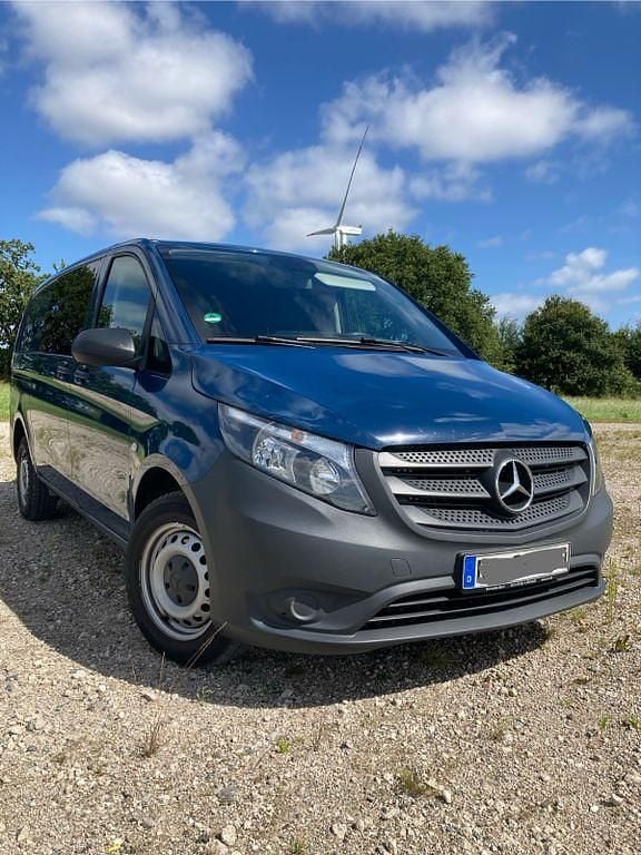 Blau Gebraucht 2017 Mercedes Vito Van / Kleinbus | 11.500 € (Fairer Preis) - Bild 1/4