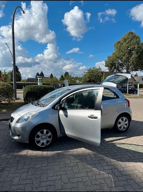 Silber Gebraucht 2007 Toyota Yaris Kleinwagen | 2.800 € (Fairer Preis) - Bild 1/4