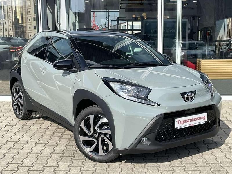 Neu Toyota Aygo X Design 72 PS (52 kW) 2025 Juniper blue metallic/dach mys SUV