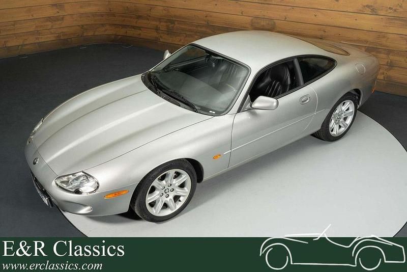 Grau Gebraucht 2000 Jaguar XK8 Coupé | 24.950 € - Bild 1/4