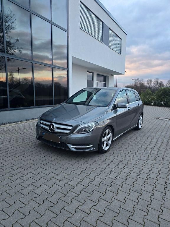 Grau Gebraucht 2013 Mercedes B200 Van / Kleinbus | 9.500 € (Fairer Preis) - Bild 1/4