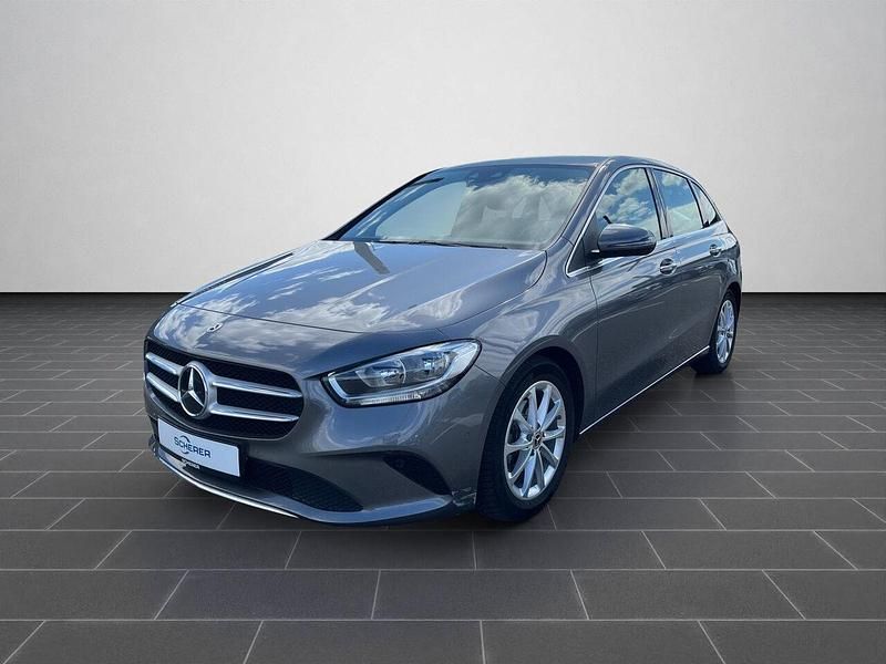 Mountaingrau met. (metallic) Gebraucht 2021 Mercedes B180 Progressive Van / Kleinbus | 23.480 € (Fairer Preis) - Bild 1/4