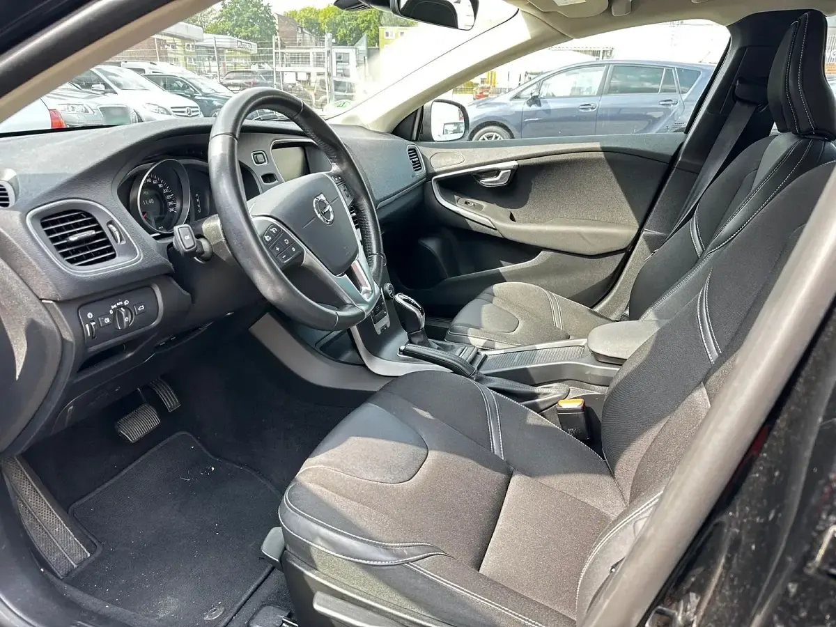 Gebraucht Volvo V40 102 PS (75 kW) 2018 Schwarz Limousine