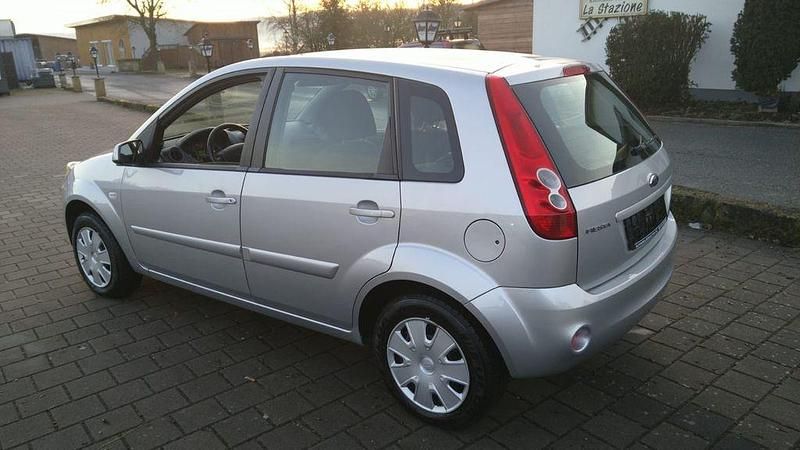 Gebraucht Ford Fiesta Style 80 PS (58 kW) 2008 Silber Limousine