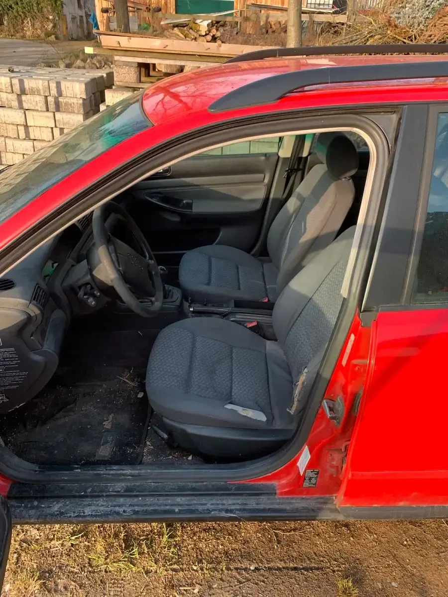 Second-hand Audi A4 125 CP (91 kW) 1994 Roșu Berlinǎ
