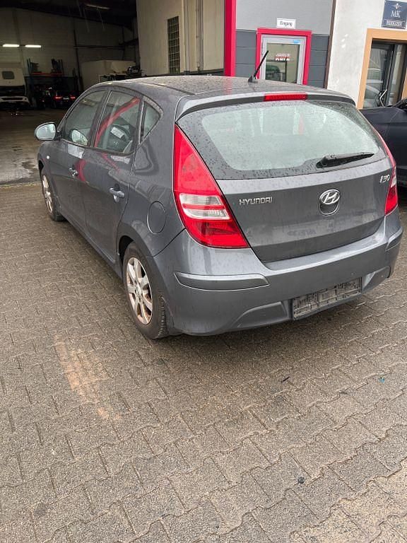 Grau Gebraucht 2011 Hyundai i30 Edition+ Limousine | 2.650 € (Guter Preis) - Bild 1/4