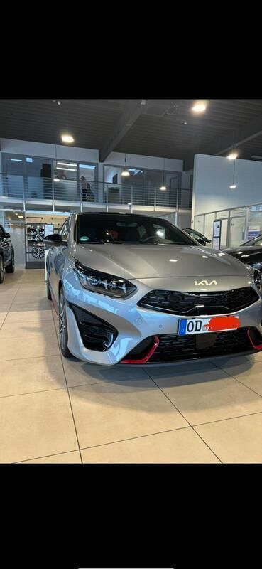 Grau Gebraucht 2024 Kia Ceed GT Kleinwagen | 29.799 € (Fairer Preis) - Bild 1/4