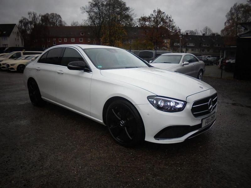 Weiß Gebraucht 2021 Mercedes E220 Limousine | 22.900 € (Guter Preis) - Bild 1/4