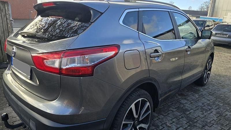 Grau Gebraucht 2017 Nissan Qashqai 360º SUV | 12.750 € (Guter Preis) - Bild 1/4