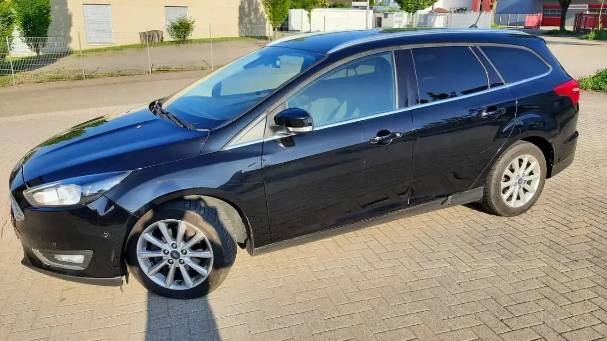 Gebraucht Ford Focus Titanium 125 PS (91 kW) 2018 Schwarz Kombi