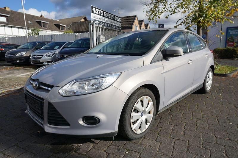 Grau Gebraucht 2013 Ford Focus Trend Limousine | 2.990 € (Superpreis) - Bild 1/4