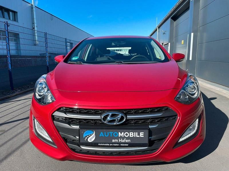 Gebraucht Hyundai i30 Trend 101 PS (74 kW) 2016 Rot Kleinwagen