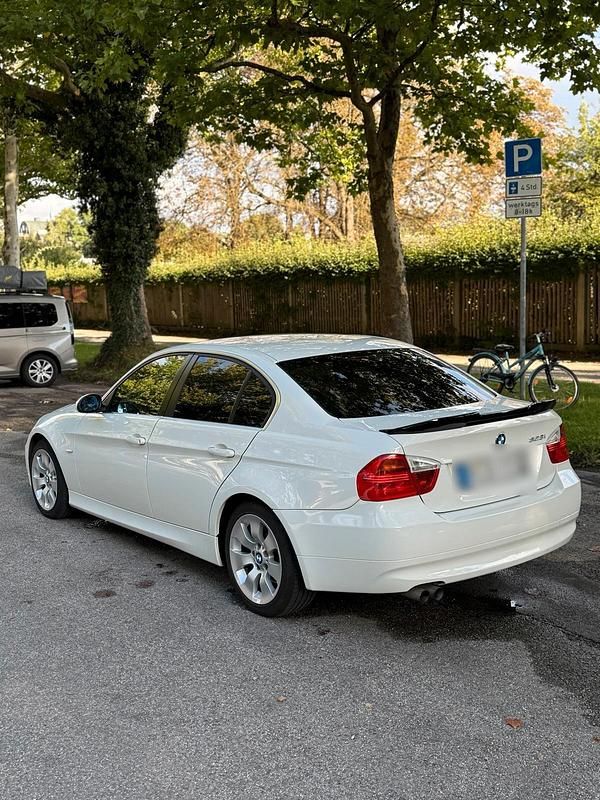 Weiß Gebraucht 2006 BMW 323 Limousine | 8.399 € - Bild 1/4