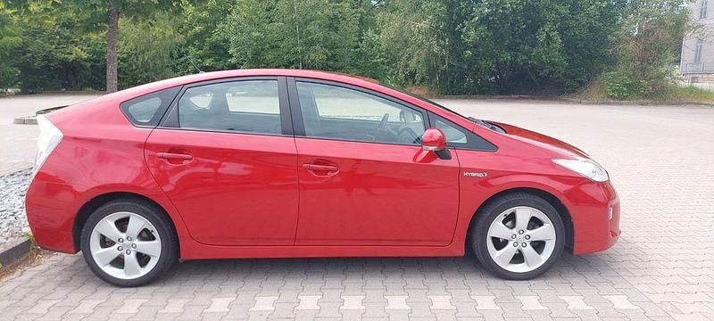 Gebraucht Toyota Prius 136 PS (100 kW) 2011 Rot Limousine