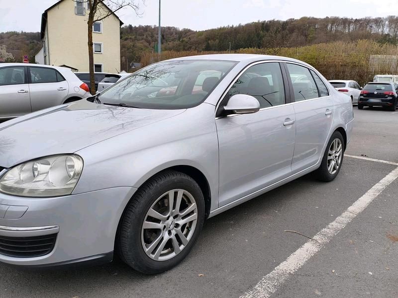 Gebraucht VW Jetta 102 PS (75 kW) 2007 Grau Limousine