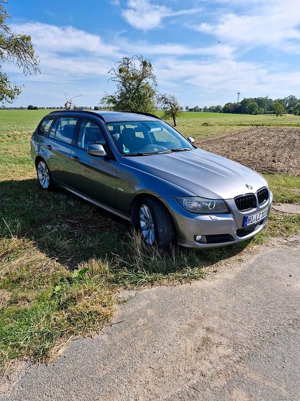 Grau Gebraucht 2010 BMW 316 Kombi | 4.399 € - Bild 1/4