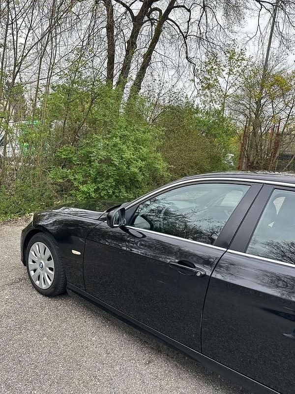 Gebraucht BMW 320 184 PS (135 kW) 2011 Schwarz Limousine