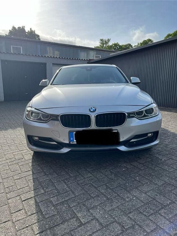 Grau Gebraucht 2012 BMW 318 Limousine | 8.299 € (Fairer Preis) - Bild 1/4