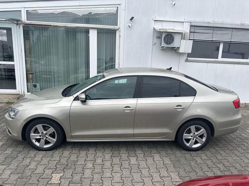 Gebraucht VW Jetta Comfortline 140 PS (102 kW) 2013 Gold Limousine