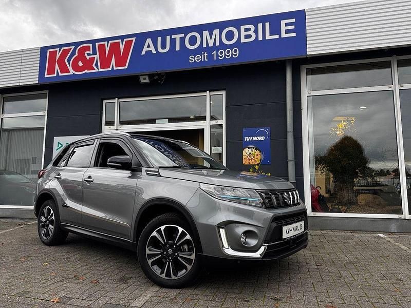 Grau Gebraucht 2024 Suzuki Vitara Comfort+ SUV | 23.990 € (Fairer Preis) - Bild 1/4