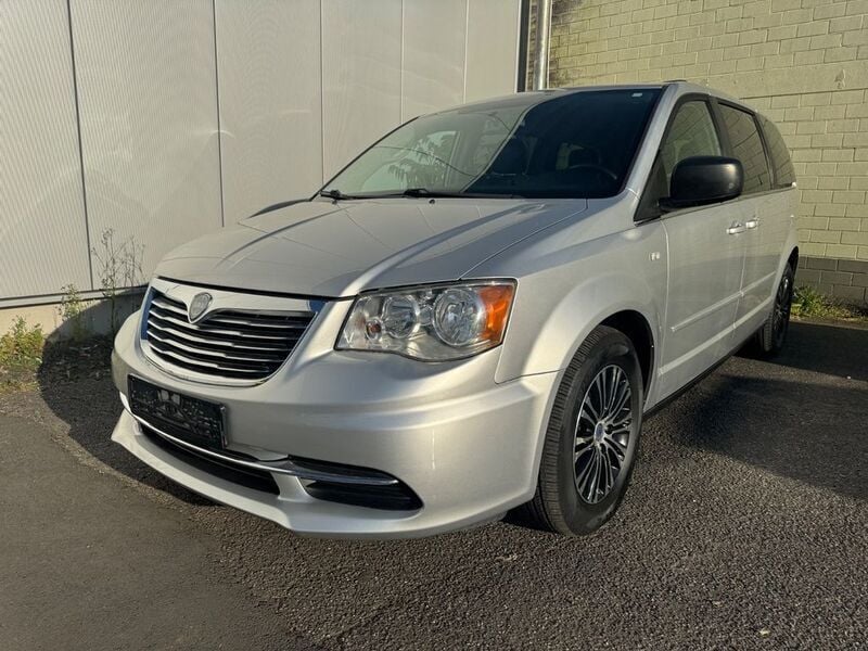 Silber Gebraucht 2013 Lancia Voyager Silver Van / Kleinbus | 9.200 € (Superpreis) - Bild 1/4