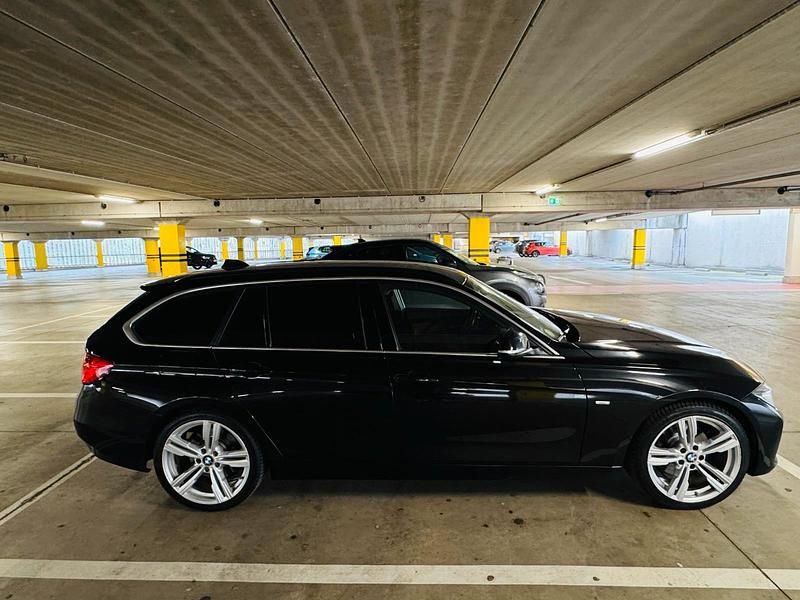Gebraucht BMW 330 258 PS (189 kW) 2015 Schwarz Kombi
