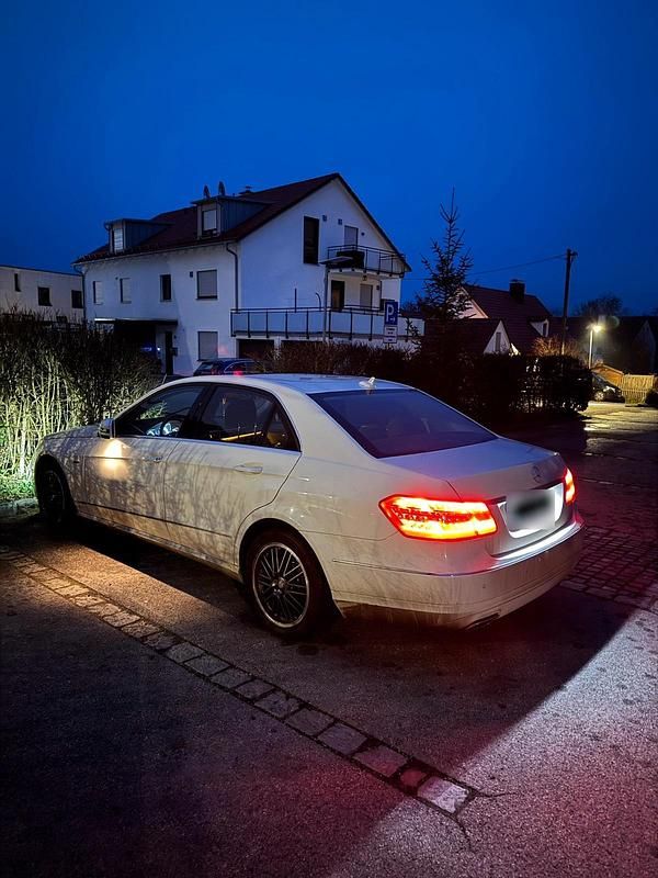 Gebraucht Mercedes E220 170 PS (125 kW) 2011 Weiß Limousine