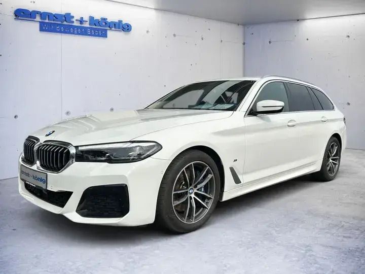 Alpinweiss 3 Gebraucht 2021 BMW 520 Sport Line Kombi | 35.790 € (Etwas zu teuer) - Bild 1/4