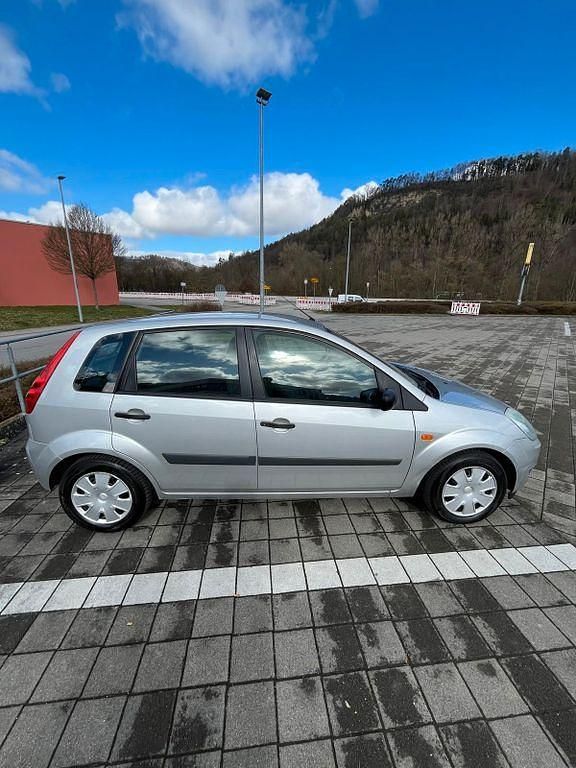 Gebraucht Ford Fiesta Ambiente 60 PS (44 kW) 2006 Silber Kleinwagen
