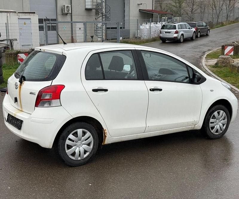 Gebraucht Toyota Yaris 69 PS (50 kW) 2011 Weiß Kleinwagen
