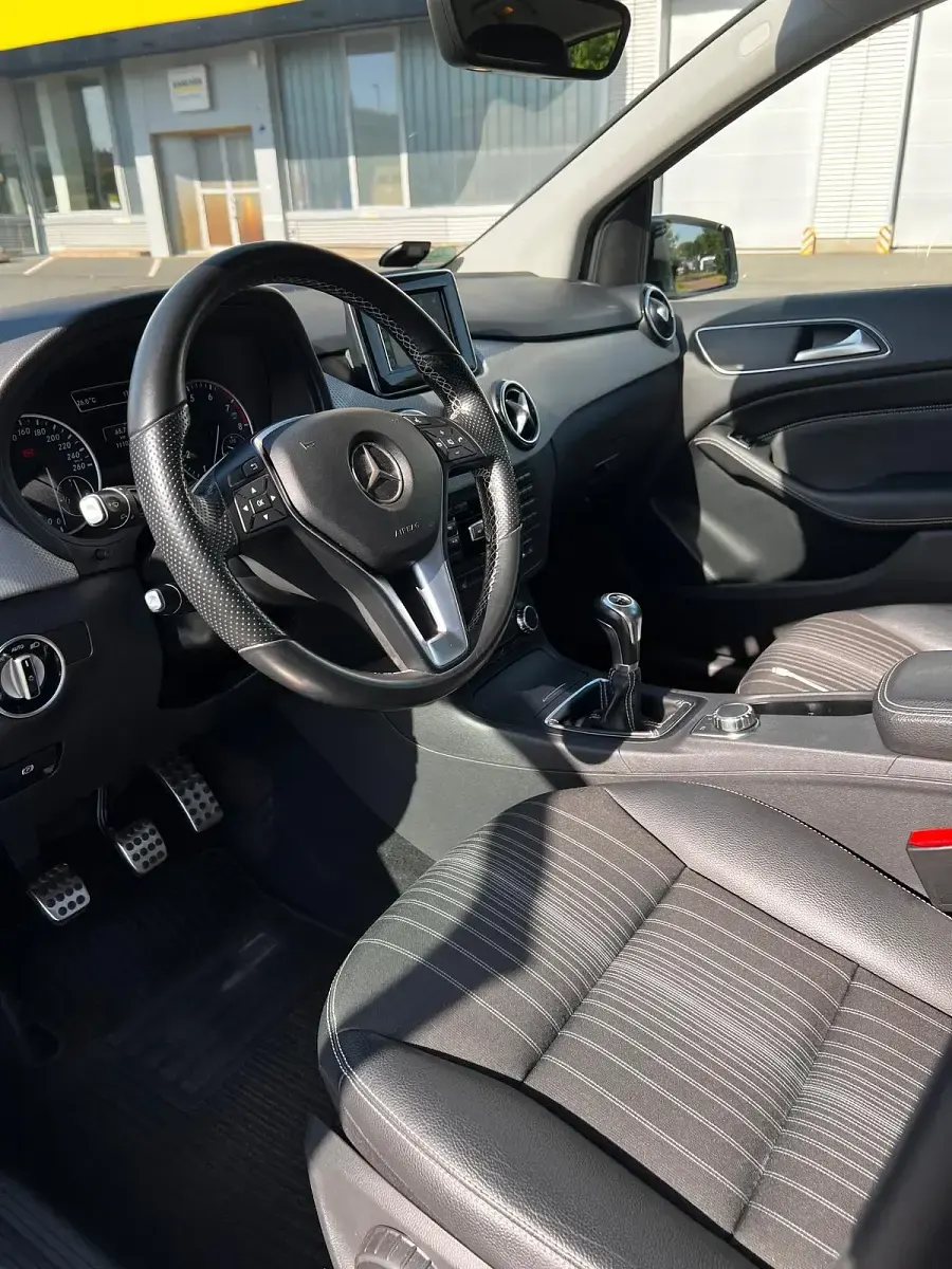 Gebraucht Mercedes B180 122 PS (89 kW) 2014 Silber Kleinwagen