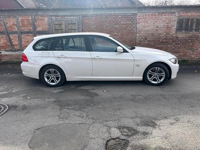 Gebraucht BMW 320 184 PS (135 kW) 2009 Weiß Kombi