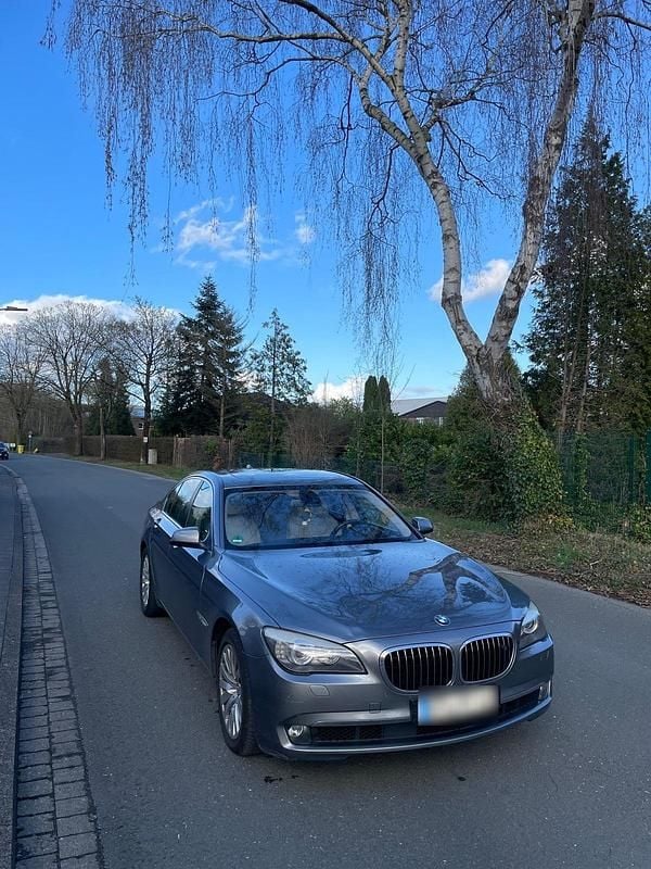 Gebraucht BMW 740 306 PS (225 kW) 2012 Silber Limousine
