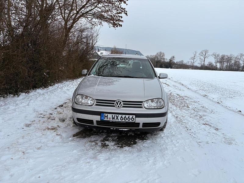Silber Gebraucht 1999 VW Golf IV Kleinwagen | 900 € (Fairer Preis) - Bild 1/4