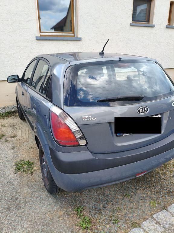 Grau Gebraucht 2009 Kia Rio Basis Limousine | 699 € (Superpreis) - Bild 1/4