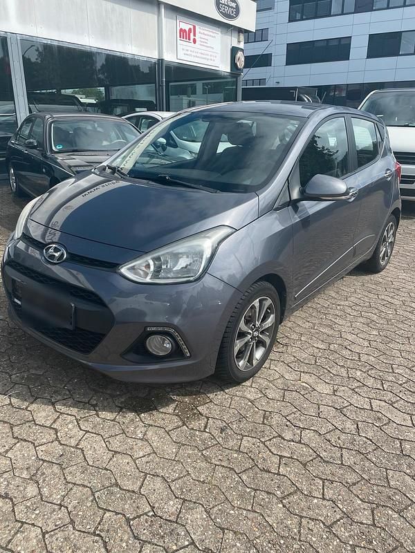 Grau Gebraucht 2013 Hyundai i10 Kleinwagen | 4.399 € - Bild 1/4