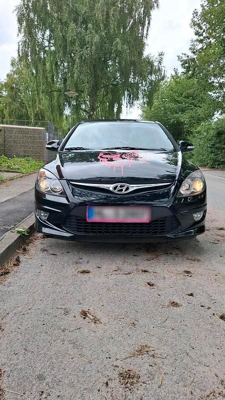 Schwarz Gebraucht 2012 Hyundai i30 Limousine | 2.900 € (Fairer Preis) - Bild 1/4