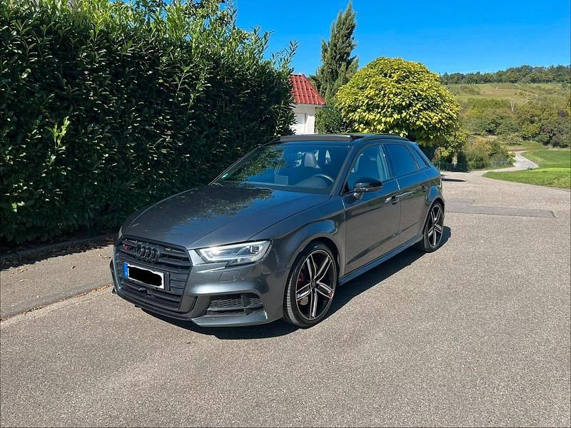Grau Gebraucht 2019 Audi S3 Sportback Comfort Kombi | 32.990 € (Fairer Preis) - Bild 1/4