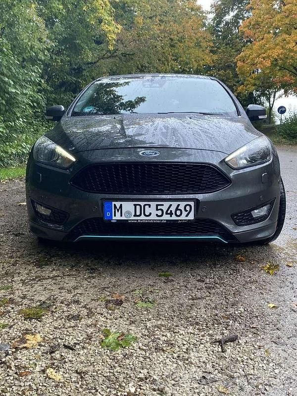 Grau Gebraucht 2016 Ford Focus Titanium Limousine | 10.500 € (Fairer Preis) - Bild 1/4