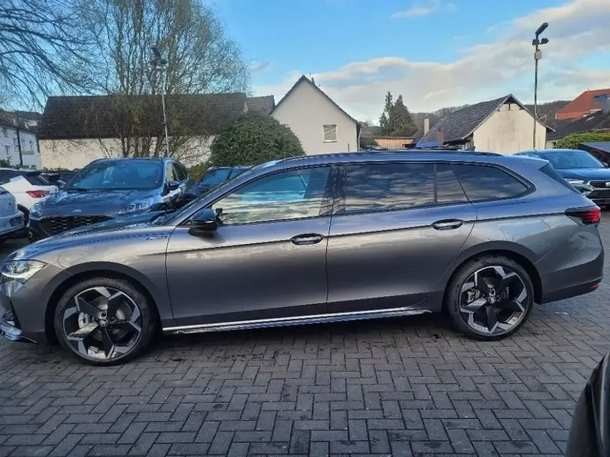 Neu Skoda Superb SportLine 193 PS (141 kW) 2025 Graphitegrau metallic Kombi