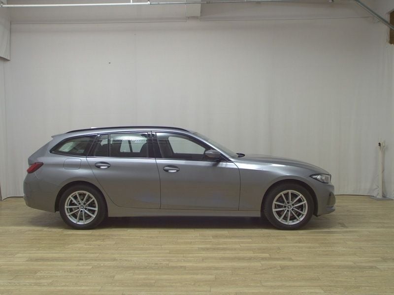 Grau Gebraucht 2022 BMW 320 Shadowline Kombi | 26.680 € (Superpreis) - Bild 1/4