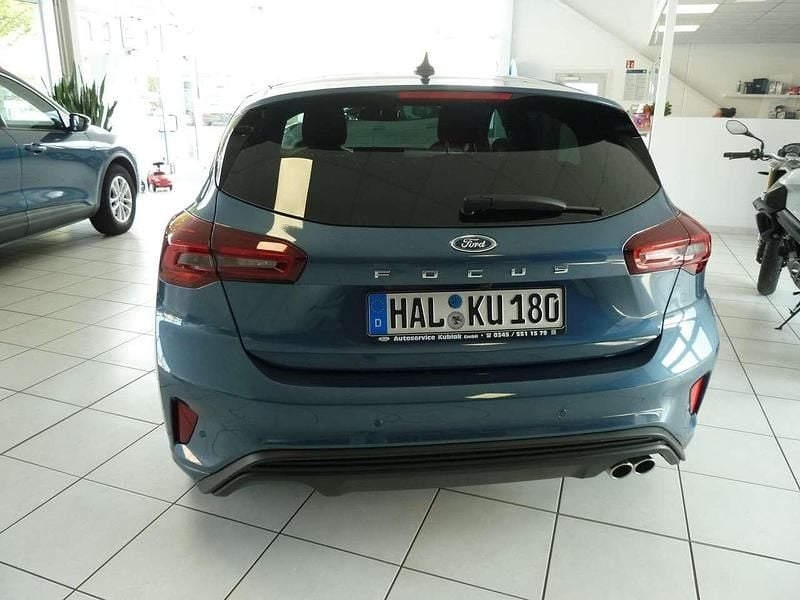 Neu Ford Focus ST-Line X 155 PS (114 kW) 2025 Chromablau metallic Kleinwagen