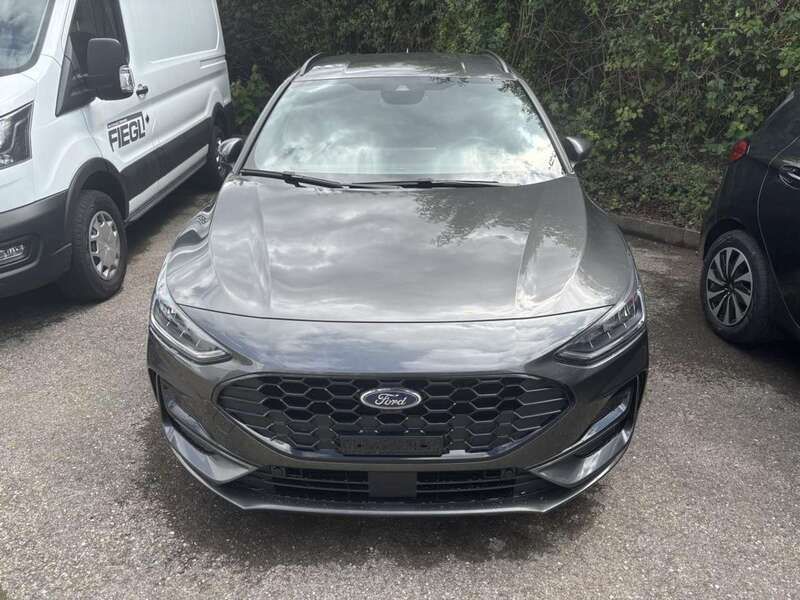 Grau (magneticgrau (metallic)) Gebraucht 2024 Ford Focus Kombi | 32.400 € (Teuer) - Bild 1/4
