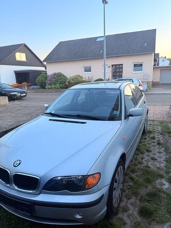 Silber Gebraucht 2001 BMW 318 Limousine | 2.500 € (Teuer) - Bild 1/4