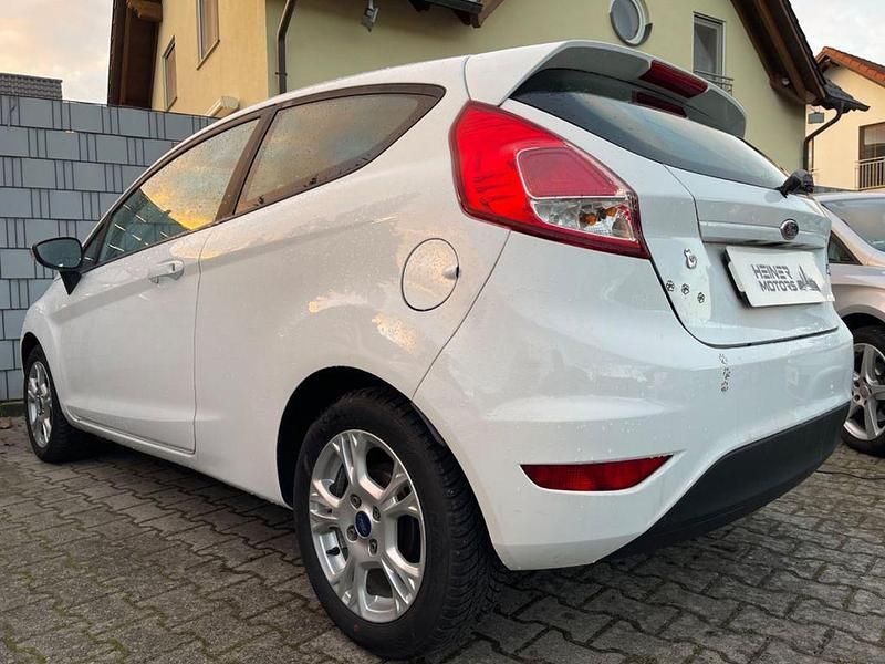 Gebraucht Ford Fiesta 80 PS (58 kW) 2014 Weiß Kleinwagen