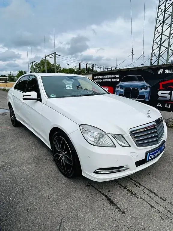 Gebraucht Mercedes E220 170 PS (125 kW) 2013 Weiß Limousine
