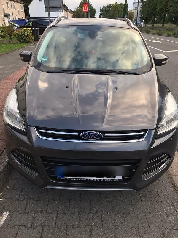 Grau Gebraucht 2015 Ford Kuga SUV | 12.800 € (Etwas zu teuer) - Bild 1/4